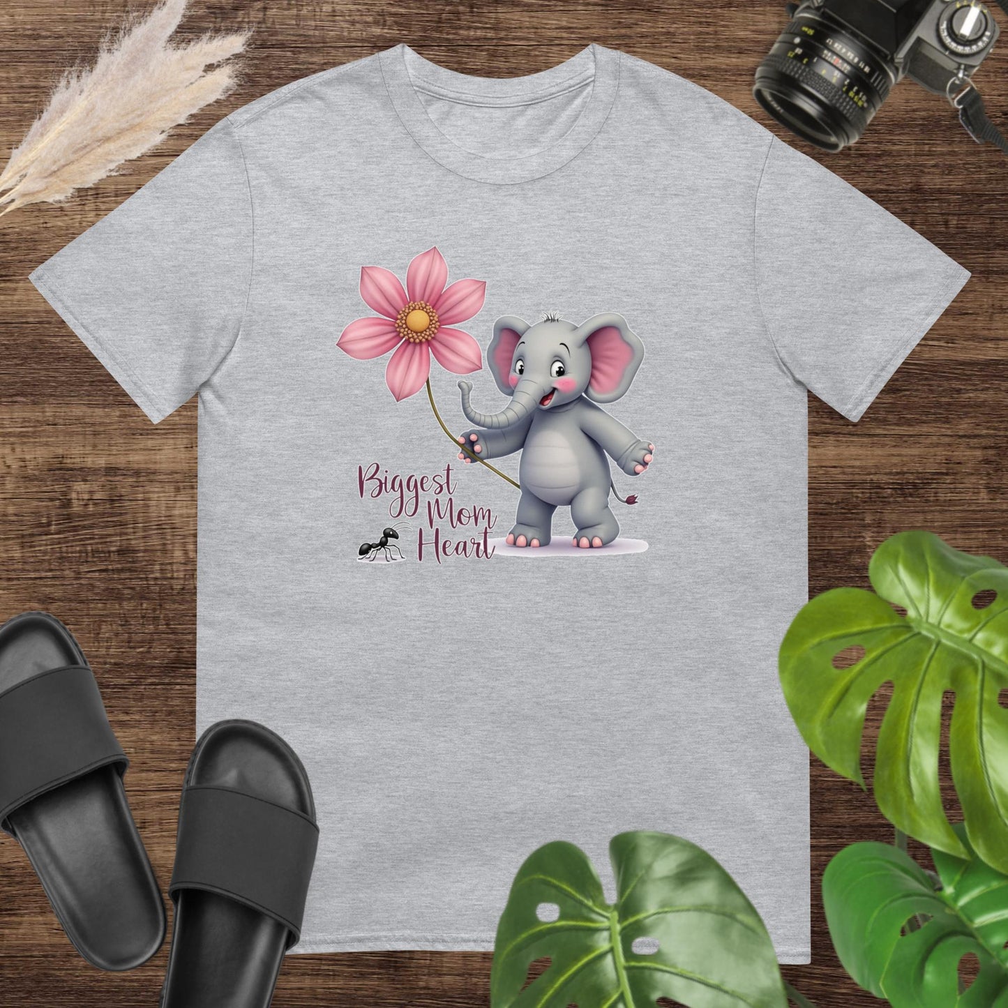 Cute biggest mom heart grey t-shirt design with an elephant a big flower and an ant 